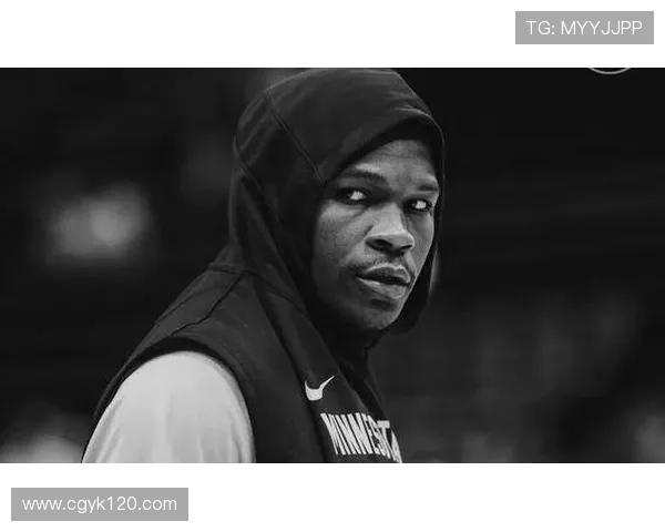 爱德华兹上半场表现平平8投3中仍为球队贡献8分7篮板2助攻